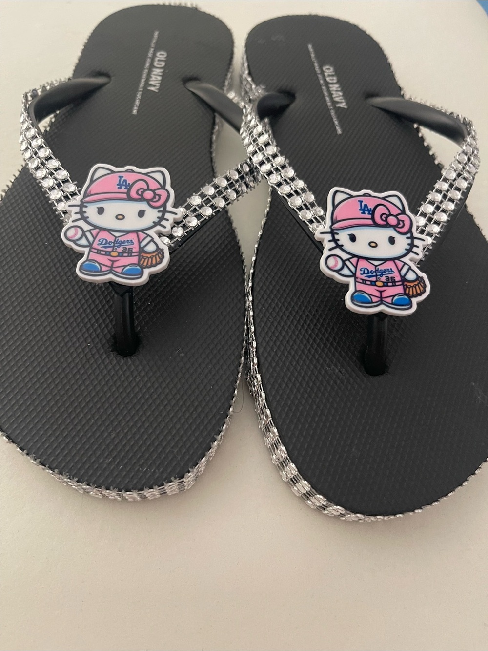 La dodgers Black Flip Flops with Pink Hello Kitty Charm